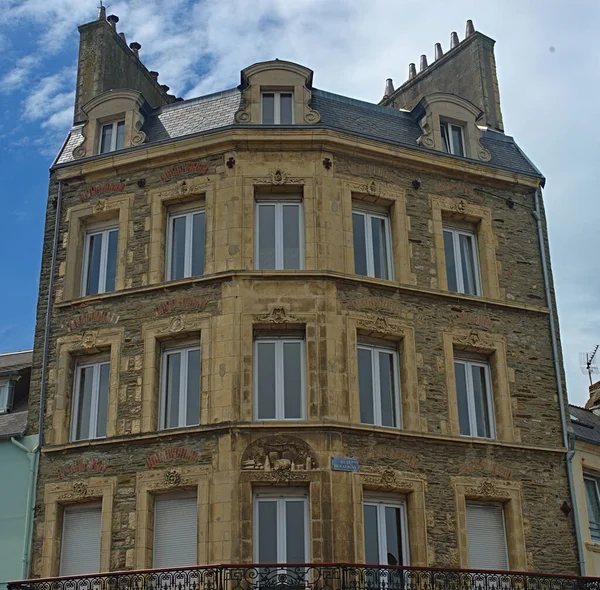 Παλιό παραδοσιακό γαλλικό πέτρινο κτίριο με ξύλινα παράθυρα — Φωτογραφία Αρχείου