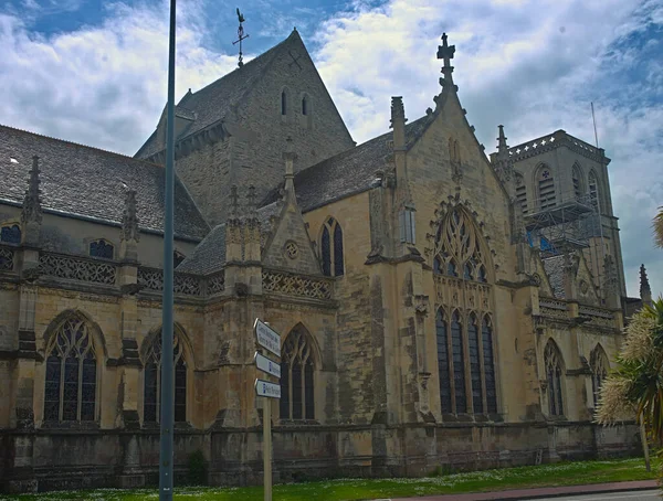 Hatalmas régi középkori kő katolikus templom Cherbourg, Franciaország — Stock Fotó