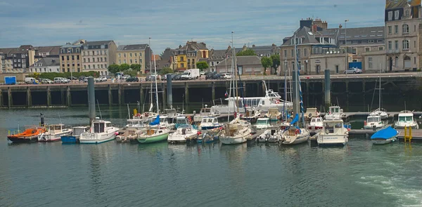 Cherbourg, Francja - 6 czerwca 2019 - Port z dokowanymi łodziami — Zdjęcie stockowe