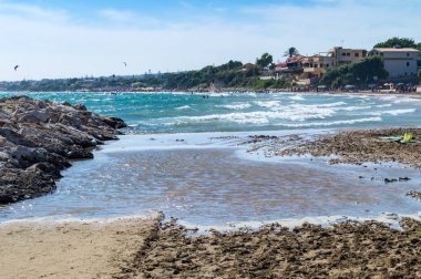 Gün batımında Pozzallo, Sicilya güzel sahilde görüntülemek
