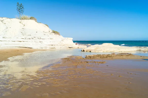 Vista ao pôr do sol na bela praia de Pozzallo, Sicília — Fotografia de Stock