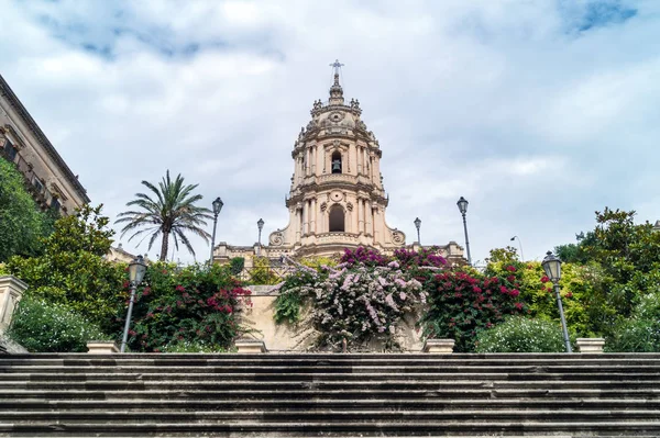 La fachada barroca del duomo de San Jorge en Modica, Sicilia — Foto de Stock