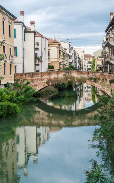 Padua architektura podél kanálu. Padova, Veneto — Stock fotografie