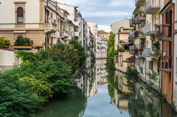 Padua arkitekturen längs kanalen. Padova, Veneto — Stockfoto