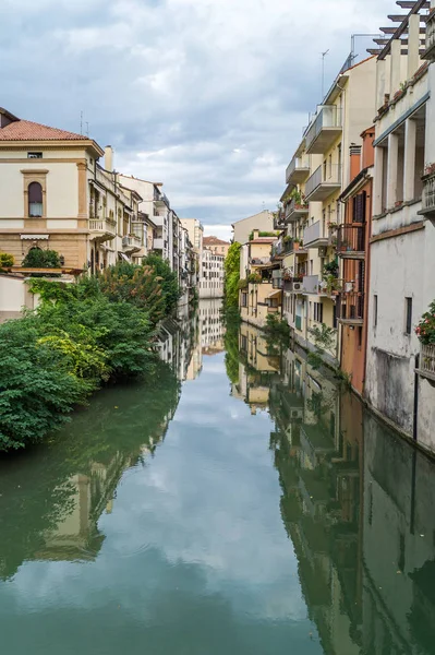 Padua arkitekturen längs kanalen. Padova, Veneto, — Stockfoto