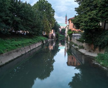 İtalya 'nın Vicenza şehrinde bulunan Basilica Palladiana' da Retrone Nehri 'nin yansıması var. İtalya.