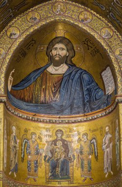 PALERMO - 13 Ağustos: Monreale, İtalya 'daki Santa Maria Nuova katedralinin içi. Monreale Katedrali, Norman mimarisinin dünyadaki en büyük örneklerinden biridir. İsa Pantokrator mozaiğinin ünlü örneklerinden biridir: 13 Ağustos 2016 Palermo, Sici