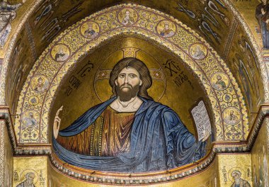 PALERMO - 13 Ağustos: Monreale, İtalya 'daki Santa Maria Nuova katedralinin içi. Monreale Katedrali, Norman mimarisinin dünyadaki en büyük örneklerinden biridir. İsa Pantokrator mozaiğinin ünlü örneklerinden biridir: 13 Ağustos 2016 Palermo, Sici
