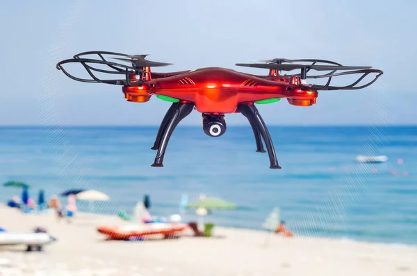 Kleine Rote Drohne Fliegt Strand Von Letojanni Sizilien — Stockfoto