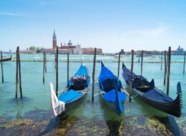 San Marco meydanına demirlemiş geleneksel Gondolas 'ın güzel manzarası ve arka planda tarihi San Giorgio Dergisi Bazilikası - Venedik, Venezia, İtalya, Avrupa