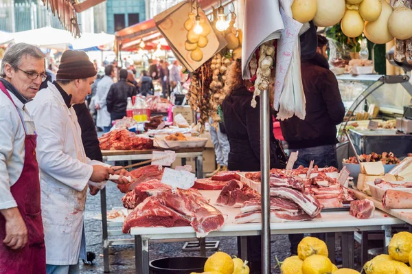 Katania Luty Mężczyźni Sprzedający Mięso Lokalnym Rynku Katanii Zwanym Pescheria — Zdjęcie stockowe