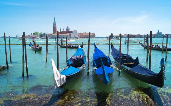 Beautiful View Traditional Gondolas Moored Piazza San Marco Historic Basilica — Stok Foto