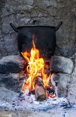 Alevler içinde eski bir kazan tipik bir şömine üzerinde