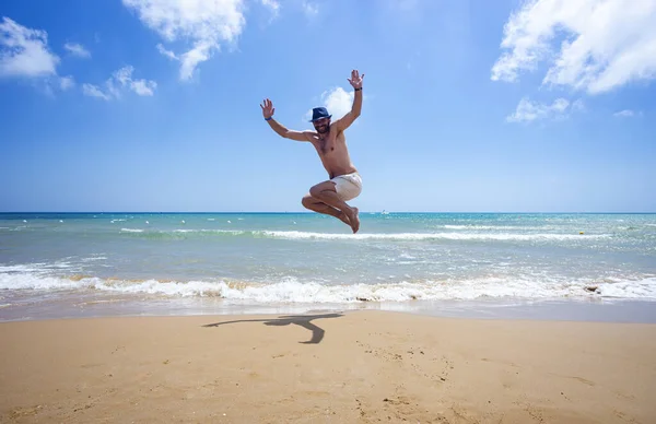 Saltando Hombre Con Sombrero Hermosa Playa — Foto de Stock