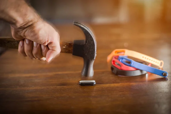 Mann Schlägt Hammer Auf Intelligentes Armband Nahaufnahme — Stockfoto