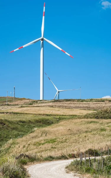 Větrné Turbíny Proti Modré Obloze Sicílii Vertikální — Stock fotografie