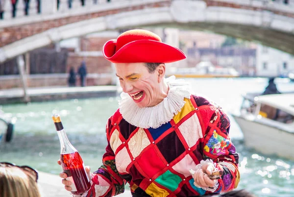 Venezia Febbraio 2017 Carnevale Venezia Cameriere Sorridente Maschera Arlecchino Versa — Foto Stock