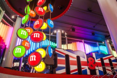 Londra, Uk- 20 Nisan 2013: M & M 'nin Londra' daki mağazasının işareti. M & M 'nin Dünya Londra' sı. Mağaza 35.000 metrekare ve 4 kattan fazla..