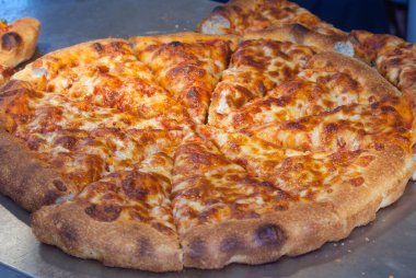 Lezzetli yüksek italyan pizzası. Yakın çekim