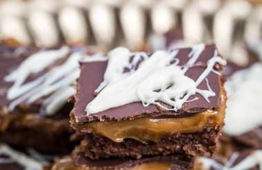 Squillionaire 'in kurabiyesi. Güzel bir mermer çikolatalı üstü, çiğnenmiş karamel ve lezzetli bir bisküvi tabanıyla.