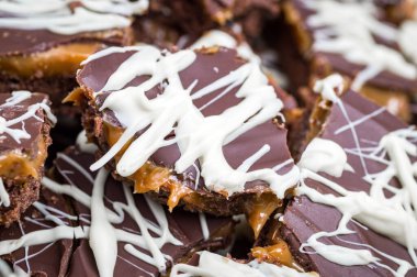 Squillionaire 'in kurabiyesi. Güzel bir mermer çikolatalı üstü, çiğnenmiş karamel ve lezzetli bir bisküvi tabanıyla.