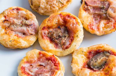 Puf börekli mini pizza. Aperatif İtalyan aperatifi. Yakın çekim