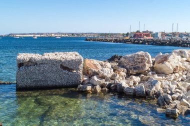 Güneydoğu Sicilya 'daki Marzamemi deniz köyünün kıyı şeridi.