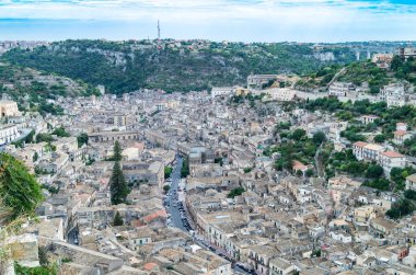 Modica, Sicilya, İtalya 'daki eski evlerin manzarası