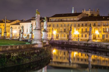 Padua - Prato della Valle gece. Padova, İtalya