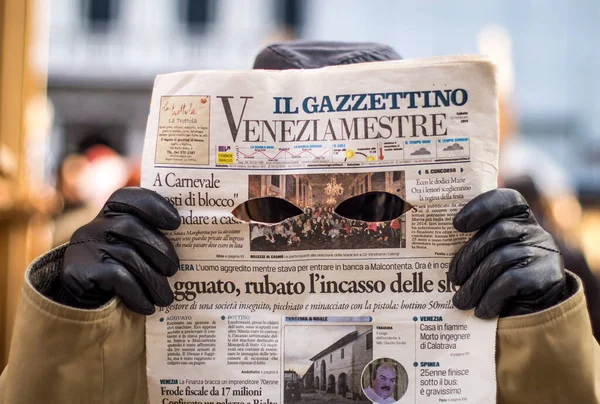 Venezia Febbraio 2017 Carnevale Venezia Uomo Mascherato Che Nasconde Con — Foto Stock