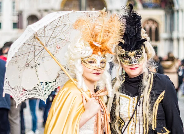 Velence Olaszország 2017 Február Velencei Karnevál Két Gyönyörű Maszk Esernyővel — Stock Fotó