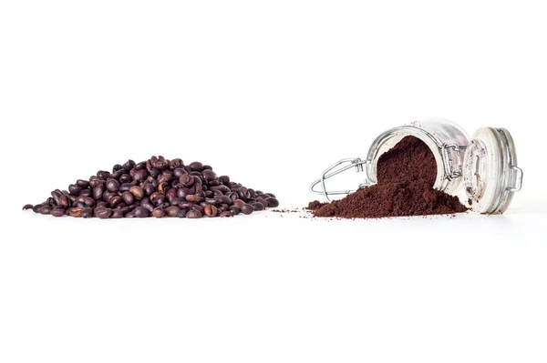 咖啡粉和咖啡豆在白色背景中分离出来 — 图库照片