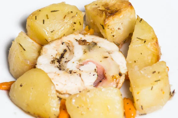 Valsad Kycklingfilé Med Prosciutto Och Mozzarella Med Potatis Vit Tallrik — Stockfoto