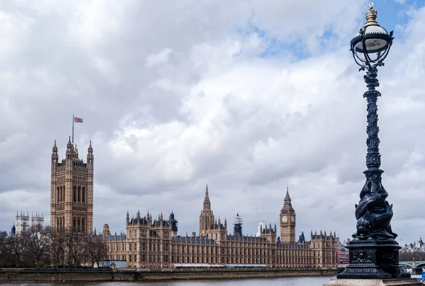 泰晤士河和威斯敏斯特宫 被称为议会大厦 威斯敏斯特宫位于伦敦威斯敏斯特市泰晤士河畔 — 图库照片