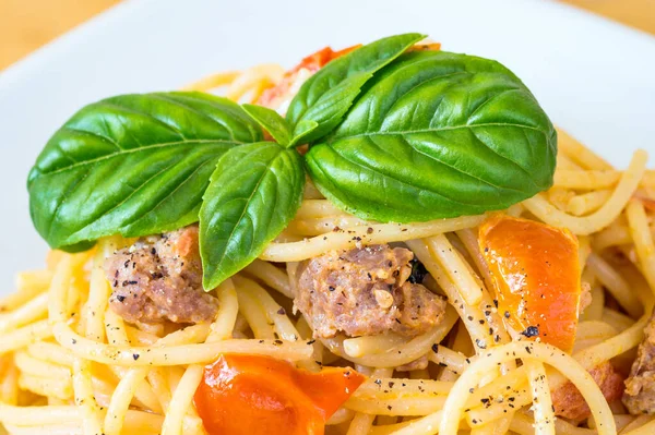 Espaguete Com Salsicha Tomate Cereja Close — Fotografia de Stock