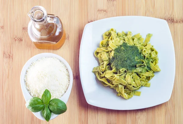 Fettuccine Italiano Salsa Pesto Albahaca Sobre Tabla Madera —  Fotos de Stock