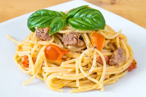 Espaguete Com Salsicha Tomate Cereja Close — Fotografia de Stock