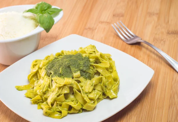 Fettuccine Italiano Salsa Pesto Albahaca Sobre Tabla Madera —  Fotos de Stock