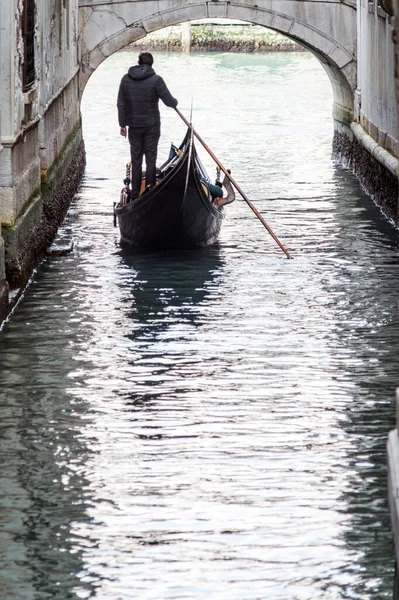 Venetianska Gondolier Punting Gondol Genom Kanalen Venedig Italien — Stockfoto