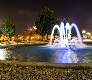 Padua - Prato della Valle ve güzel çeşmeniz. Padova, İtalya
