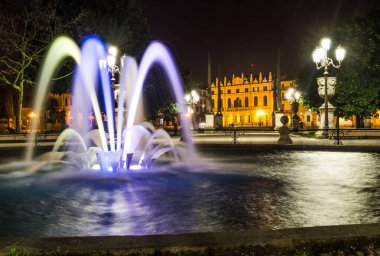 Padua - Prato della Valle ve güzel çeşmeniz. Padova, İtalya