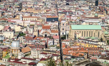 Spaccanapoli, Napoli, İtalya. Spaccanapoli caddesi bölünen şehir merkezinin görüntüsü; iş bölgesi gökdelenleri arka planda