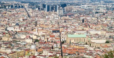 Spaccanapoli, Napoli, İtalya. Spaccanapoli caddesi bölünen şehir merkezinin görüntüsü; iş bölgesi gökdelenleri arka planda