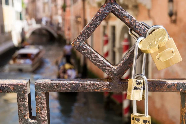 Kärlek Hänglås Fäst Vid Bro Suckar Venedig Italien — Stockfoto