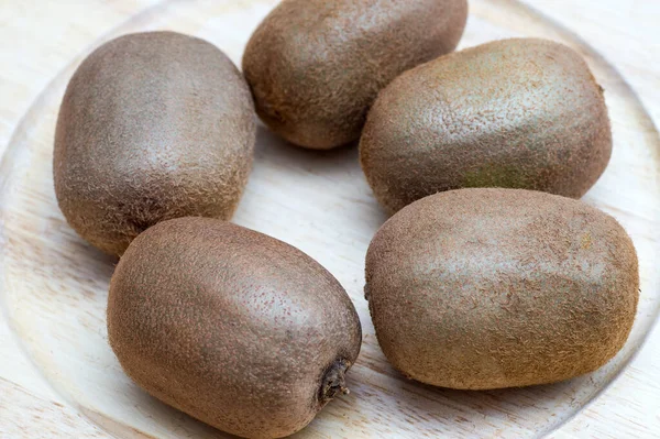 Whole Kiwi Fruit Wooden Chopping Board Background Closeup — Stock Photo, Image