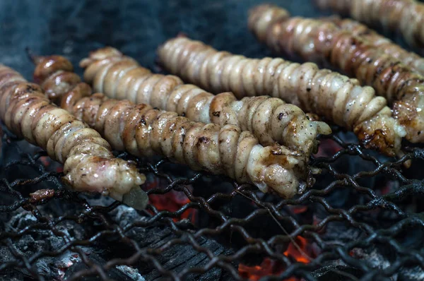 Stigghiole 典型的街头食品在巴勒莫 山羊或猪肉肠用洋葱和香菜调味 烤在煤 — 图库照片