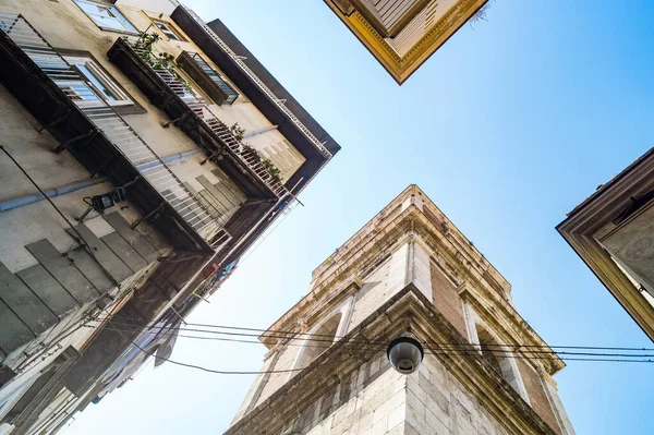 意大利那不勒斯Santa Chiara教堂钟楼的镜面图 — 图库照片
