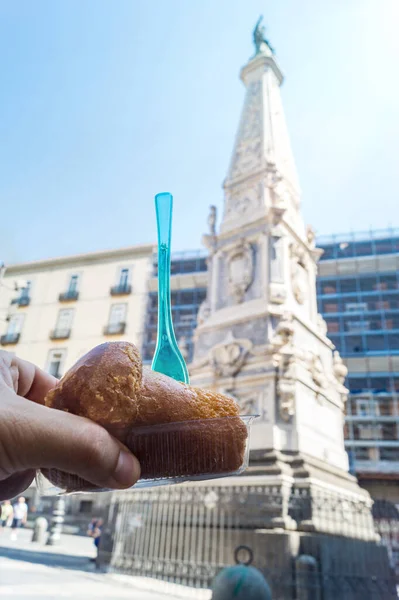 Piazza San Domenico Magazine 'de tipik bir baba yemek, kendine özgü dikilitaş Napoli' si, İtalya