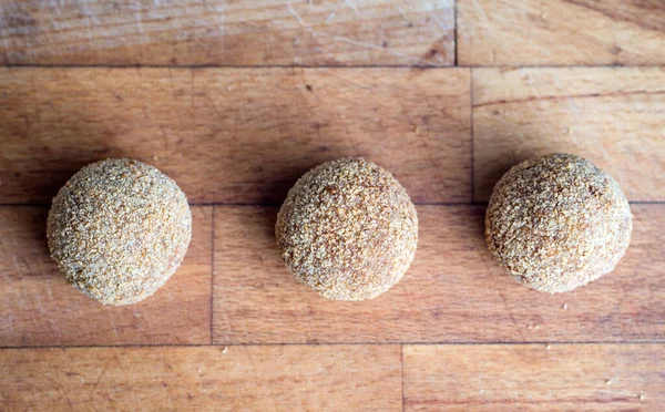 Italienska Veganska Köttbullar Med Äggplantor Ett Rustikt Träbord Närbild — Stockfoto