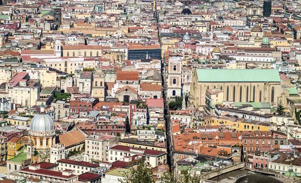 Spaccanapoli, Napoli, İtalya. Spaccanapoli caddesi bölünen şehir merkezinin görüntüsü; iş bölgesi gökdelenleri arka planda